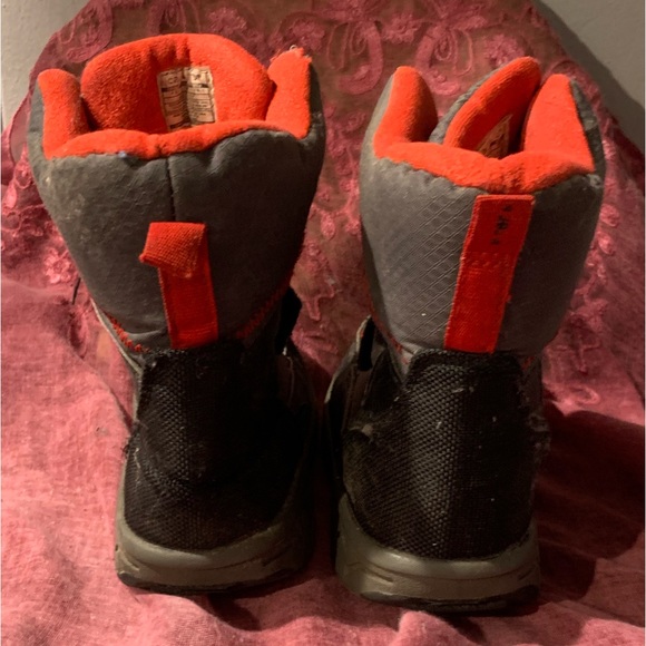 Carter’s Size 13 Youth Booth Snow Boots Black Gray Red - Picture 6 of 9